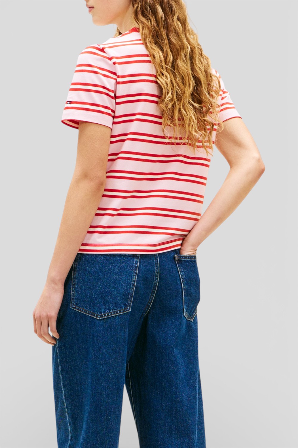 תמונת דוגמן אחורית של חולצת טי