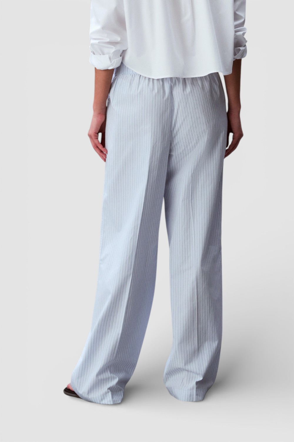 תמונת דוגמן אחורית של מכנסי פופלין פסים