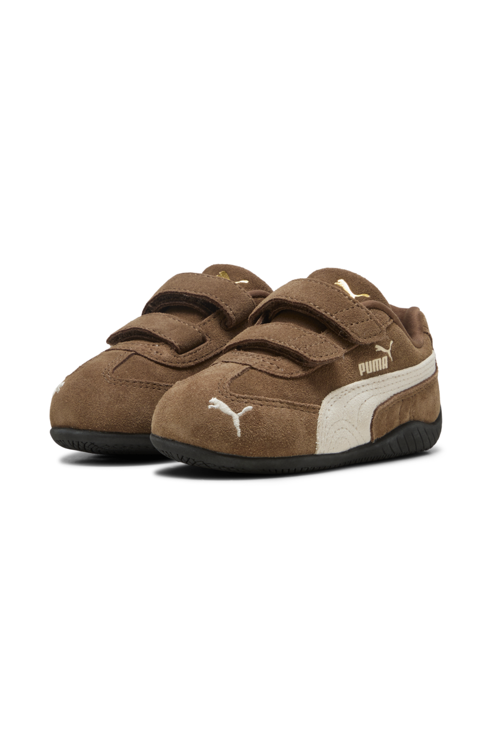 תמונת תקריב של נעלי סניקרס