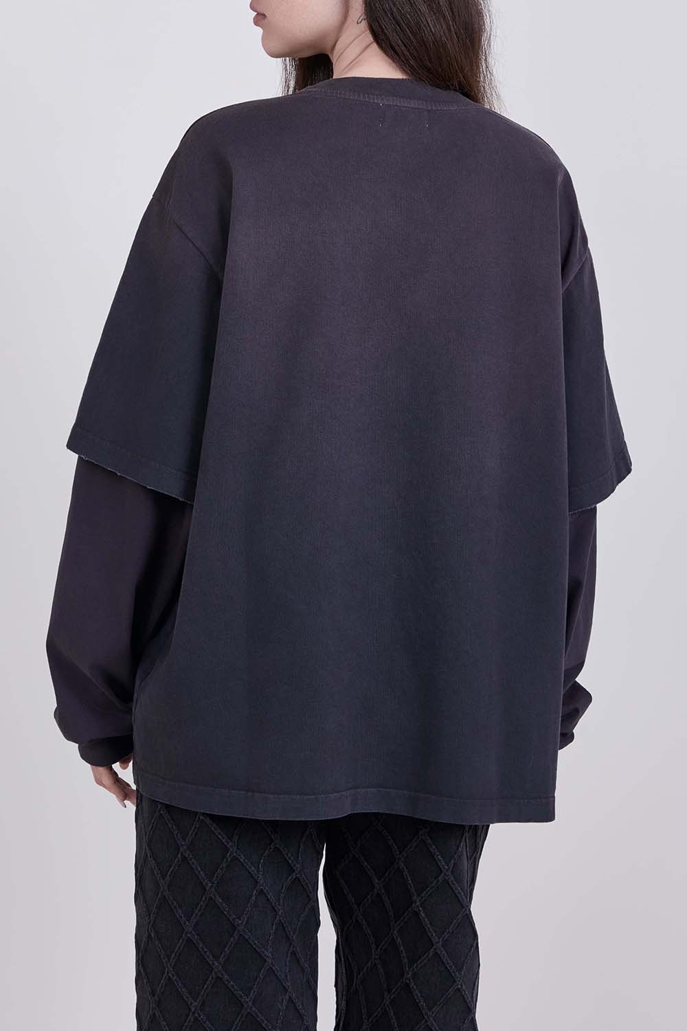 תמונת דוגמן אחורית של חולצת טי שרוול ארוך