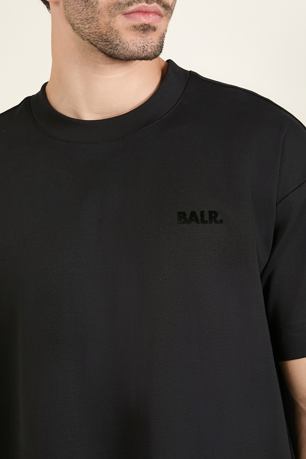 תמונת תקריב דוגמן של חולצת טי אוברסייז