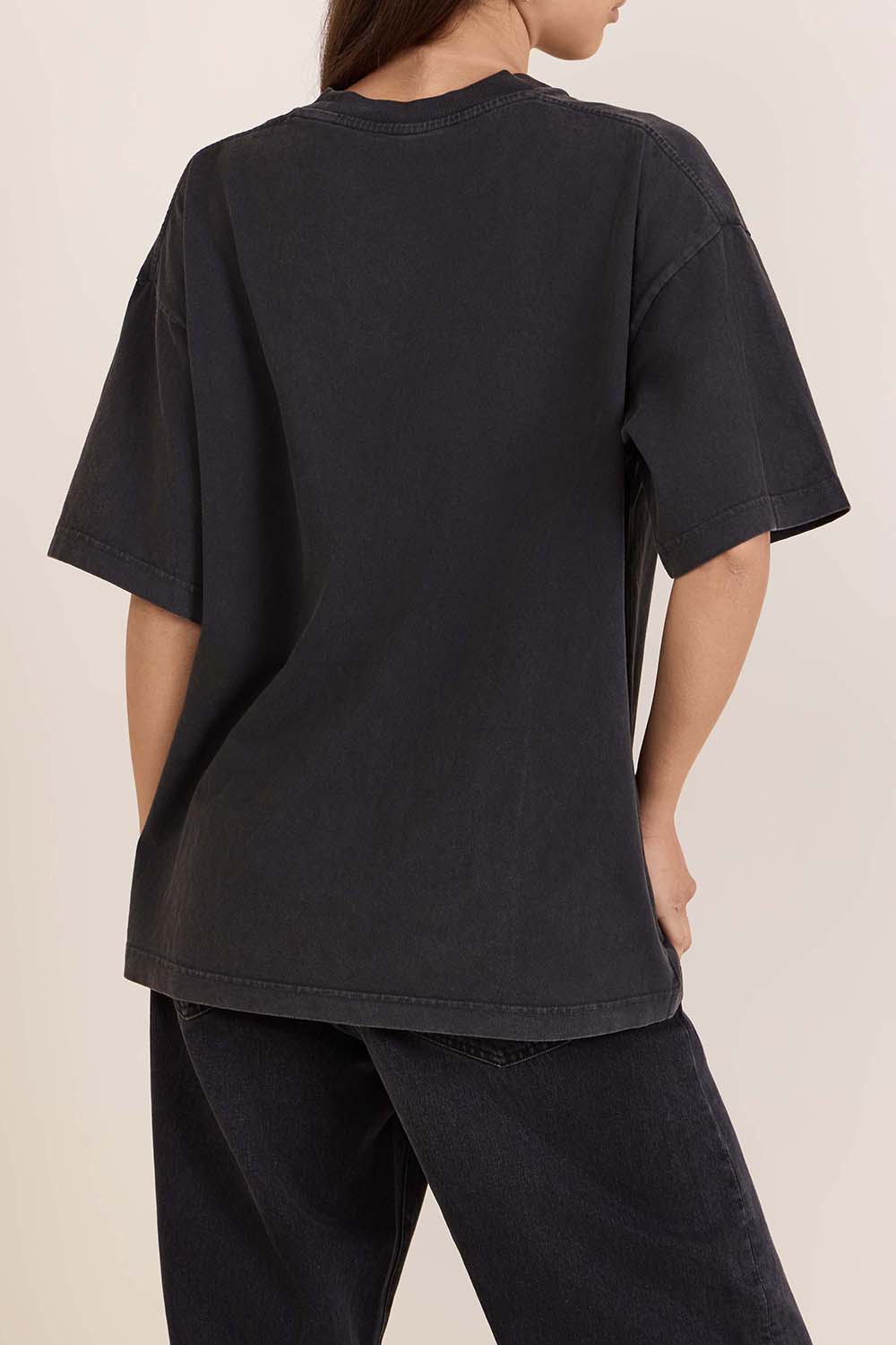 תמונת דוגמן אחורית של חולצת טי