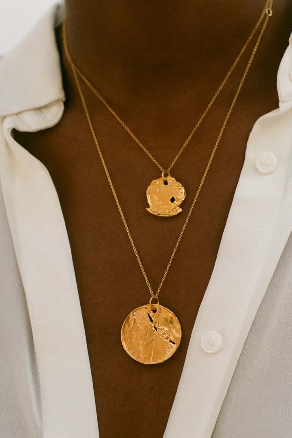 תמונת אווירה של שרשרת דה פרקטור פואט בגוון ברונזה מוזהב