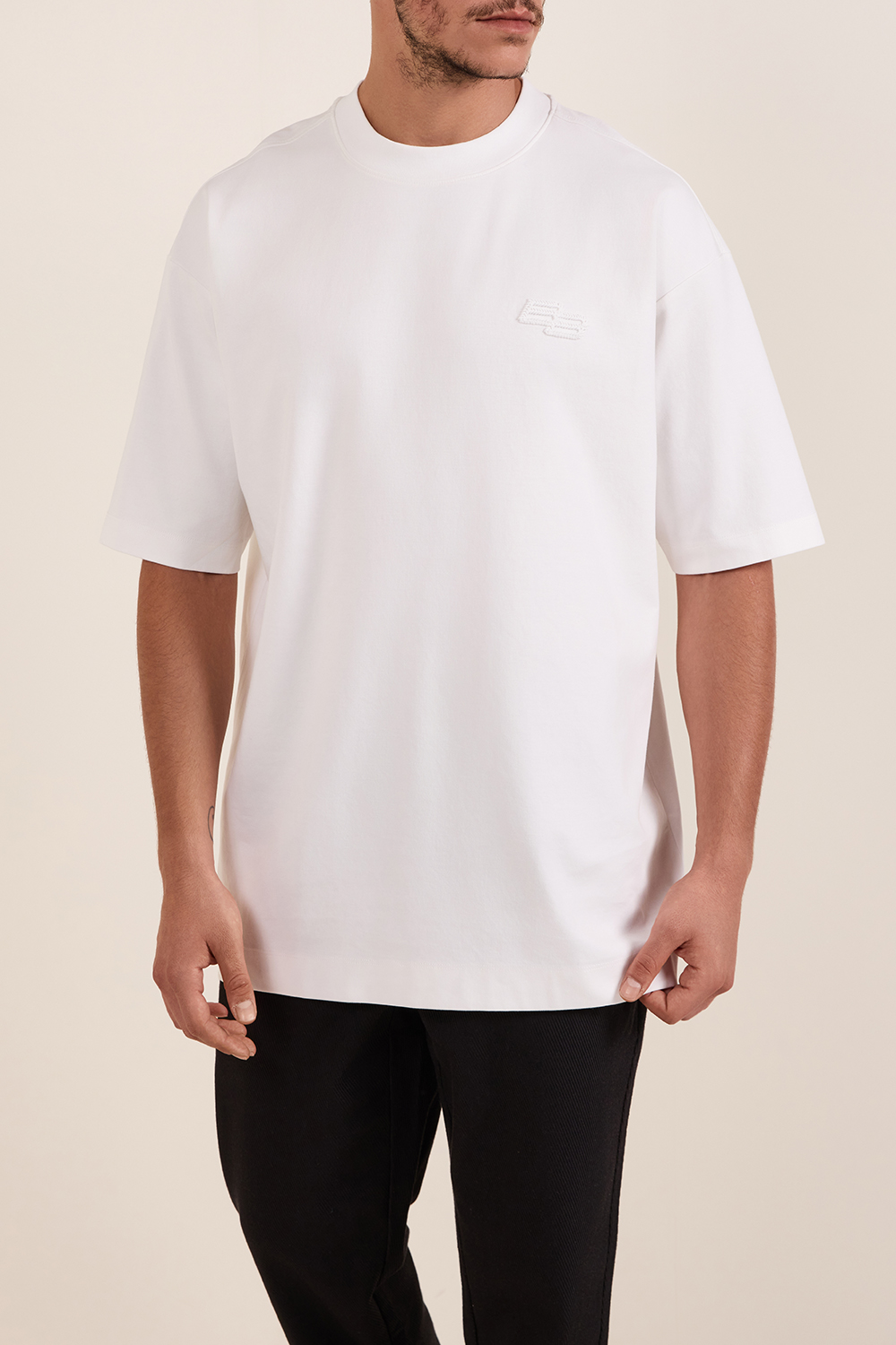 תמונת דוגמן קידמית של חולצת טי בגזרה משוחררת