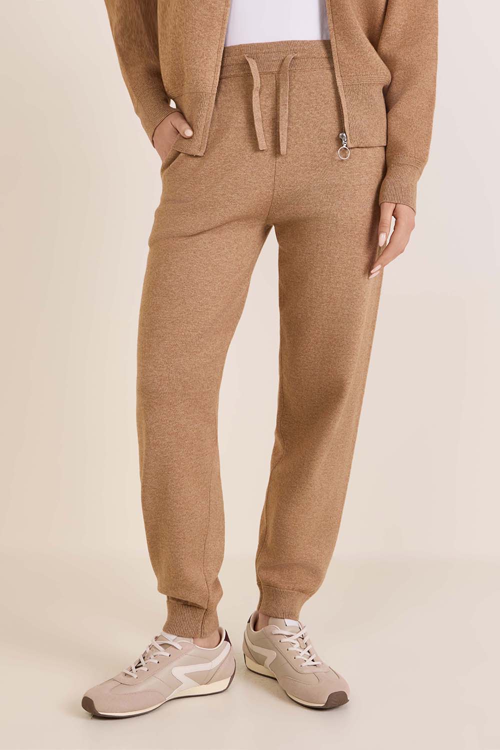 תמונת דוגמן קידמית של מכנסי ג'וג סרוגים