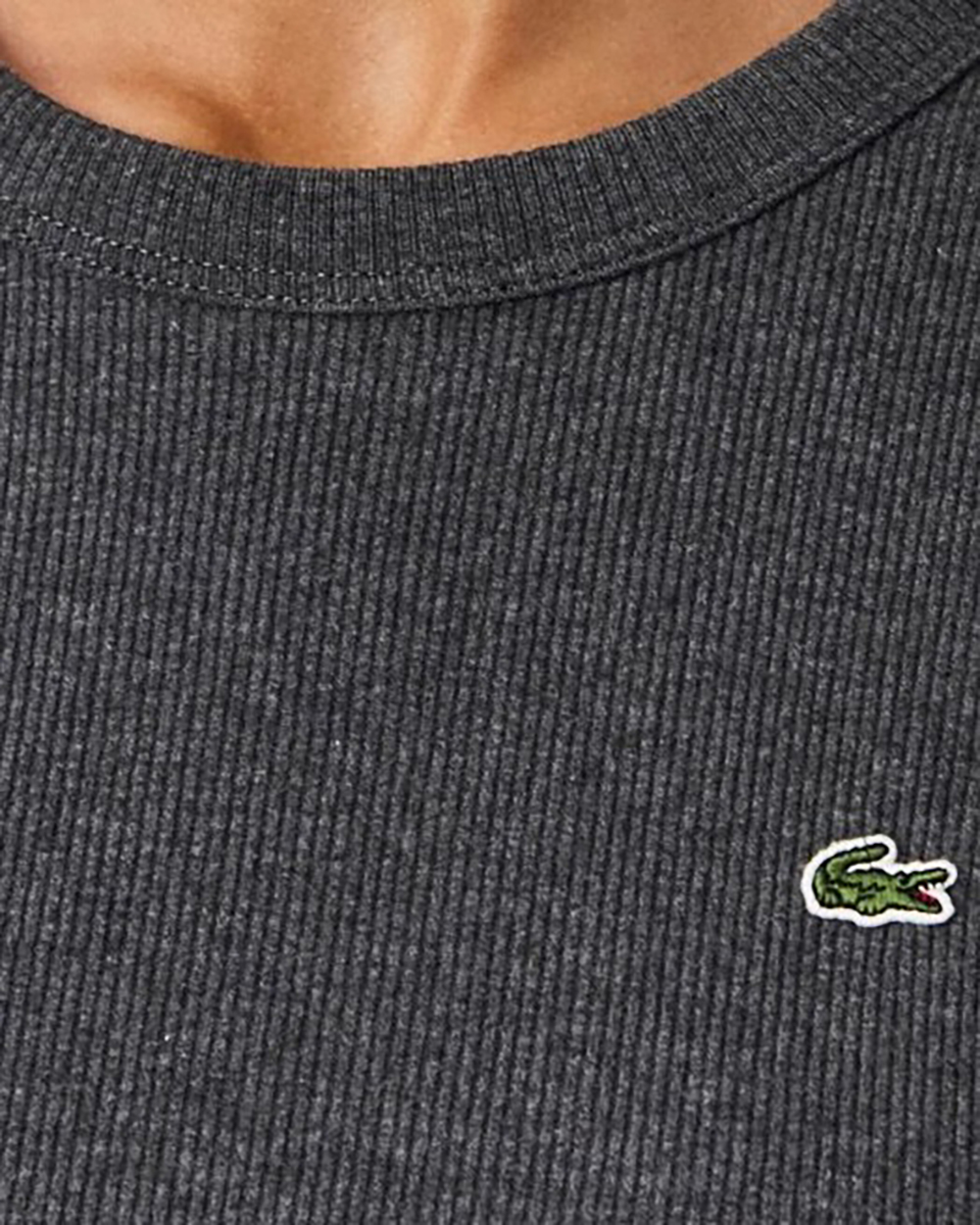 תמונת תקריב דוגמן של חולצת טי ריב