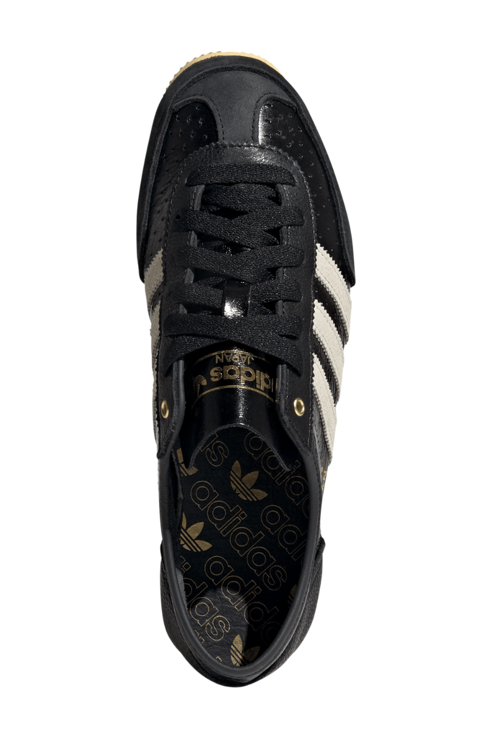 תמונת תקריב של נעלי סניקרס יפן