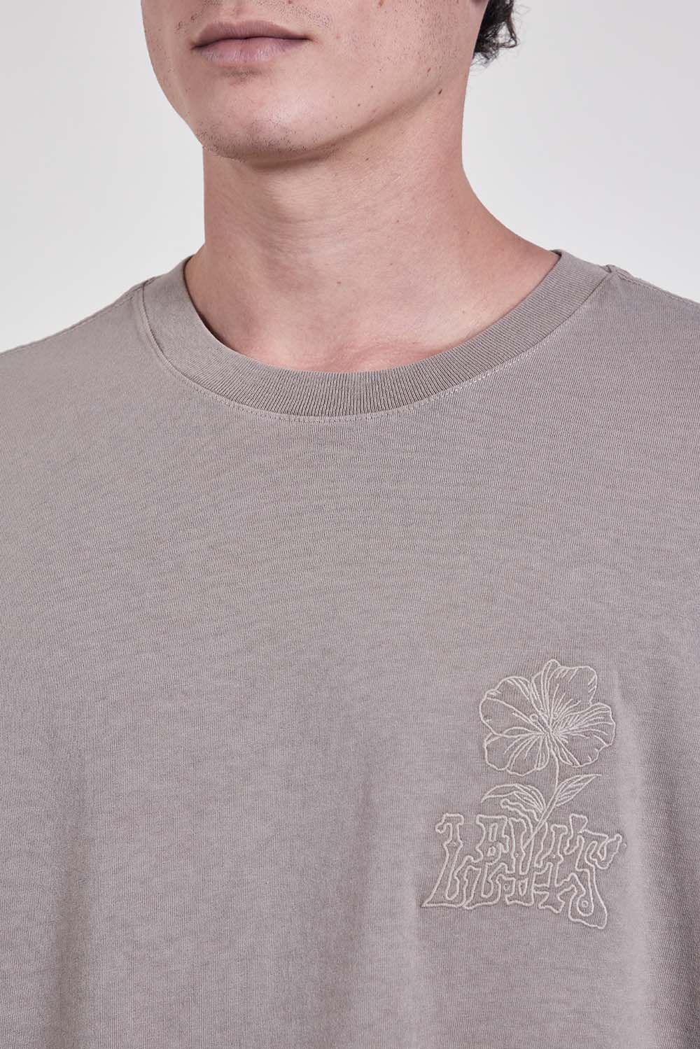 תמונת תקריב דוגמן של חולצת טי בגזרה משוחררת