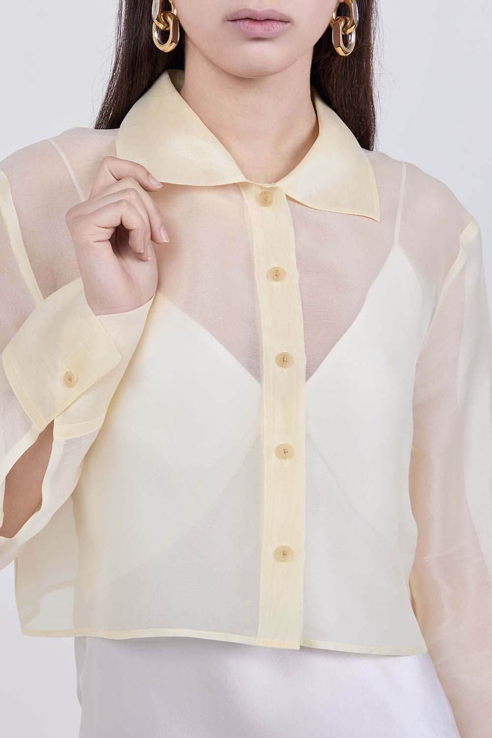 תמונת תקריב דוגמן של חולצה מכופתרת קרופ