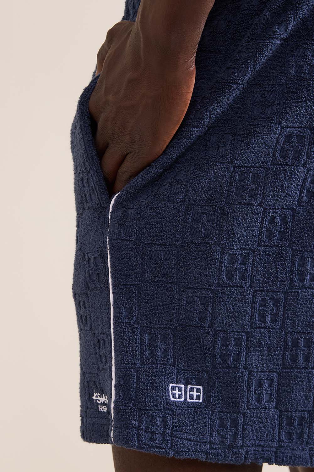 תמונת תקריב דוגמן של מכנסיים קצרים