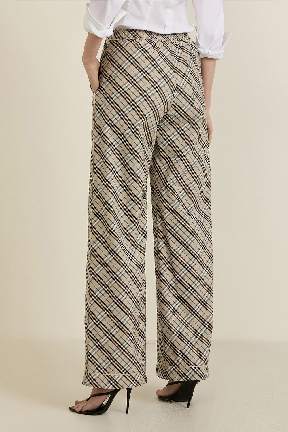 תמונת דוגמן אחורית של מכנסיים ארוכים