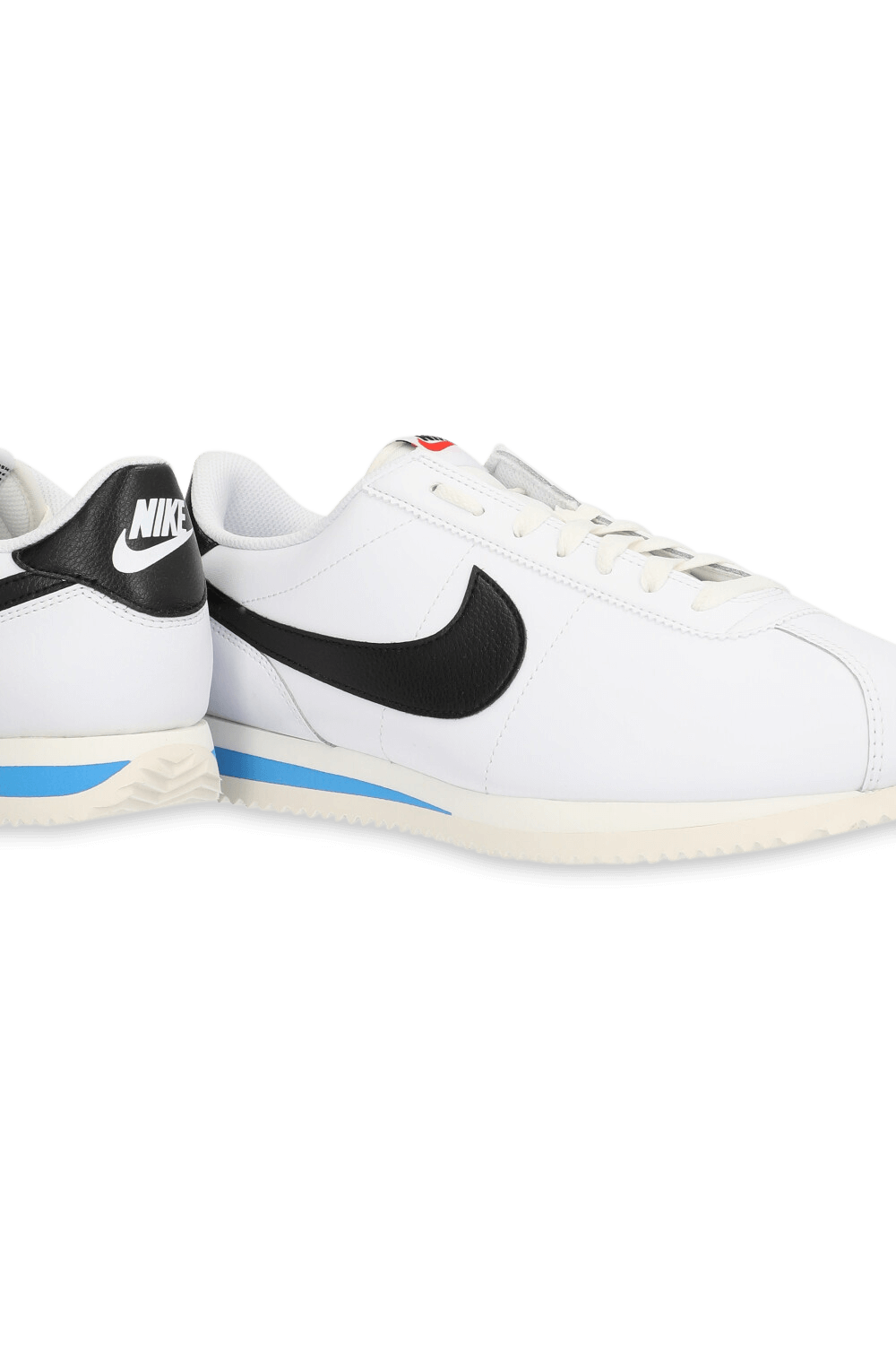 תמונת תקריב של נעלי סניקרס קורטז