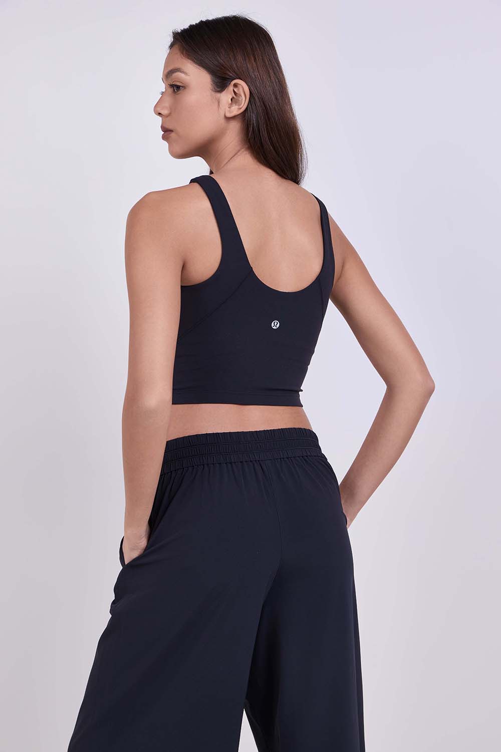 תמונת דוגמן אחורית של Align&trade; High-Neck Tank Top