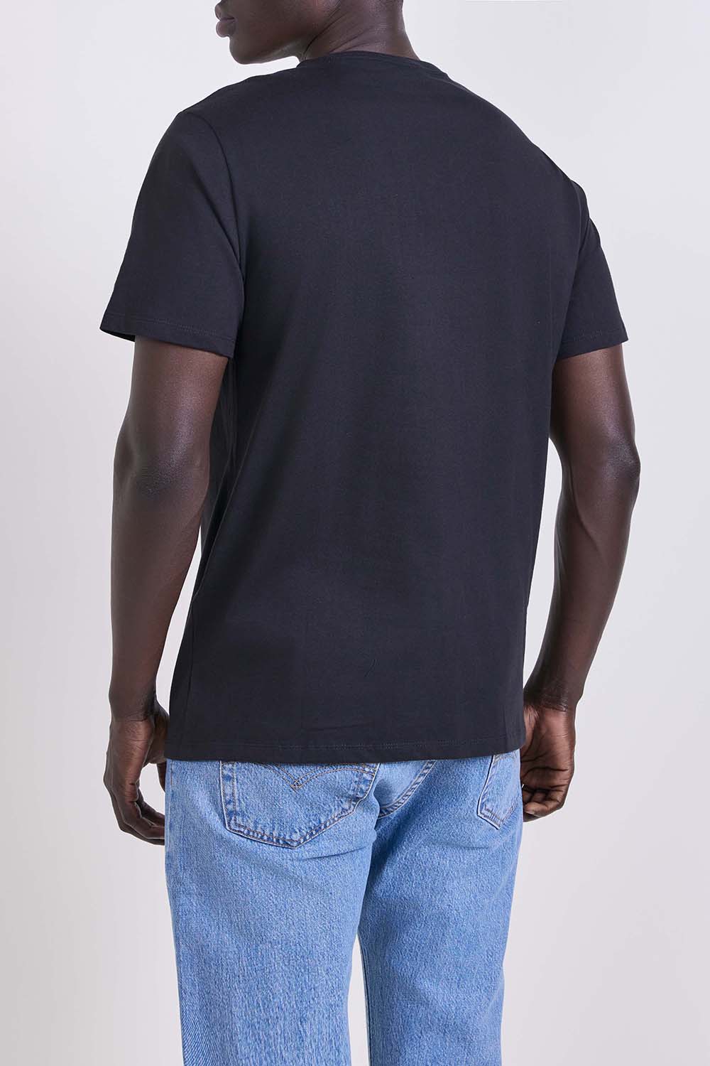 תמונת דוגמן אחורית של חולצת טי