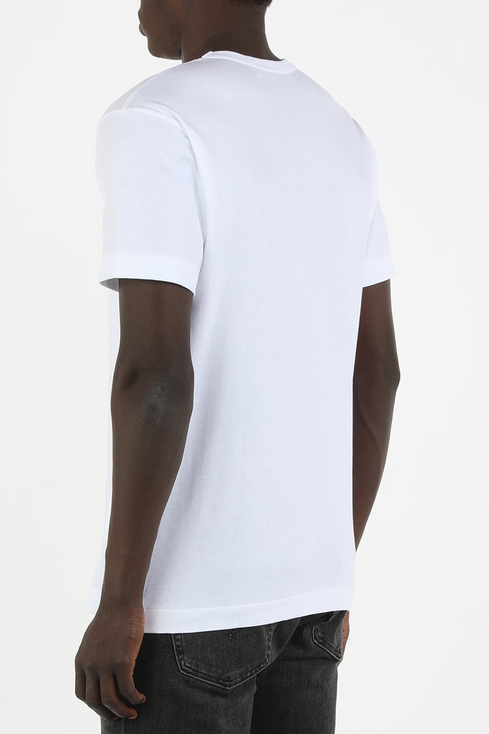 תמונת דוגמן אחורית של טי שירט לבנה קצרה עם הדפס לבבות בצבעי הסוואה