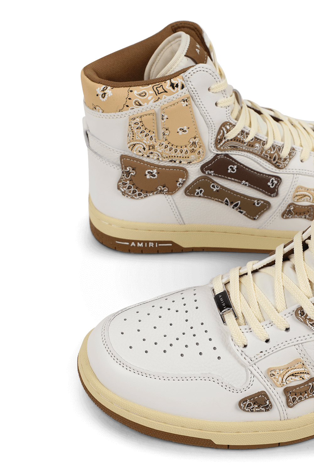 תמונת תקריב של נעלי ספורט גבוהות עצמות בלבן וחום פייזלי