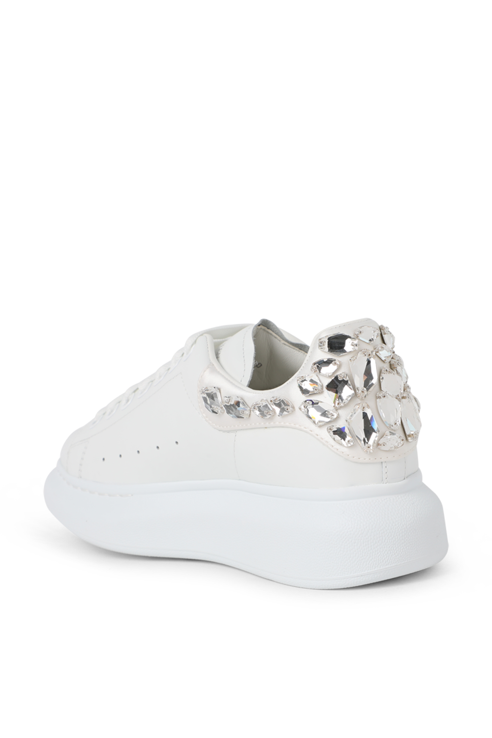 תמונה אחורית של סניקרס אוברסייז עם פאנל קריסטלים