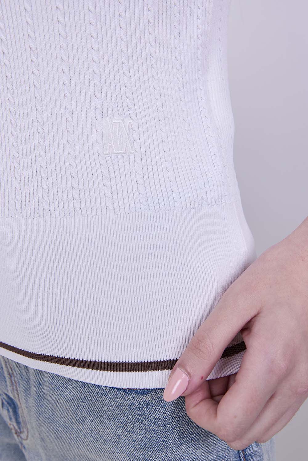 תמונת תקריב דוגמן של טופ סרוג בגזרת סלים