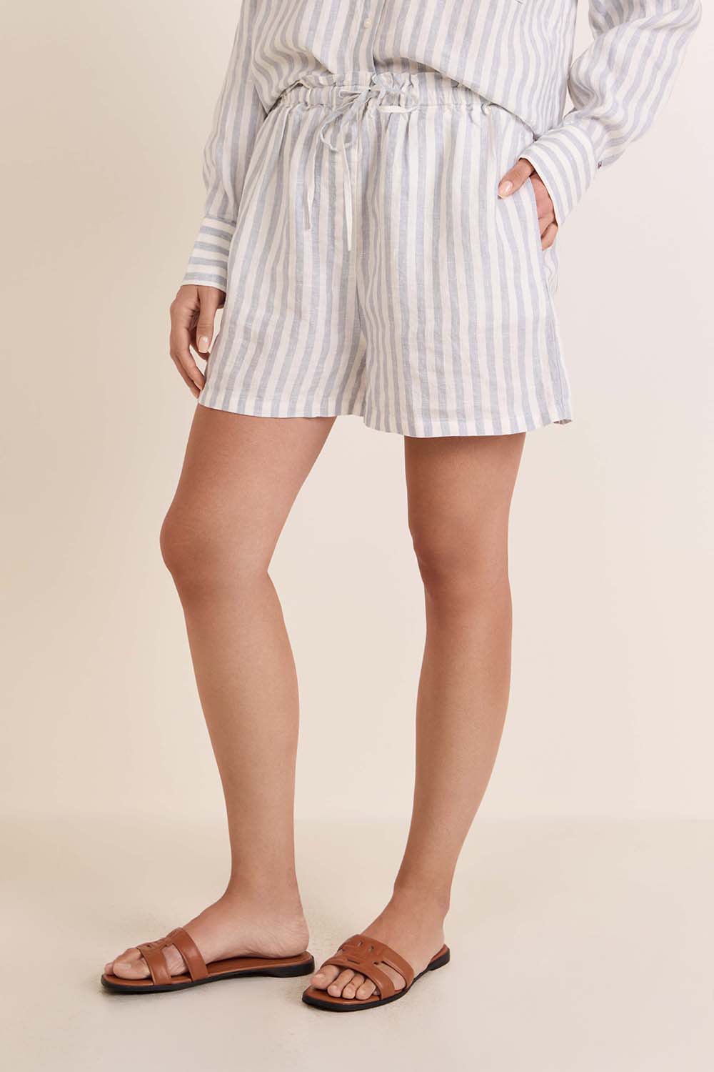 תמונת דוגמן קידמית של מכנסיים קצרים מפשתן