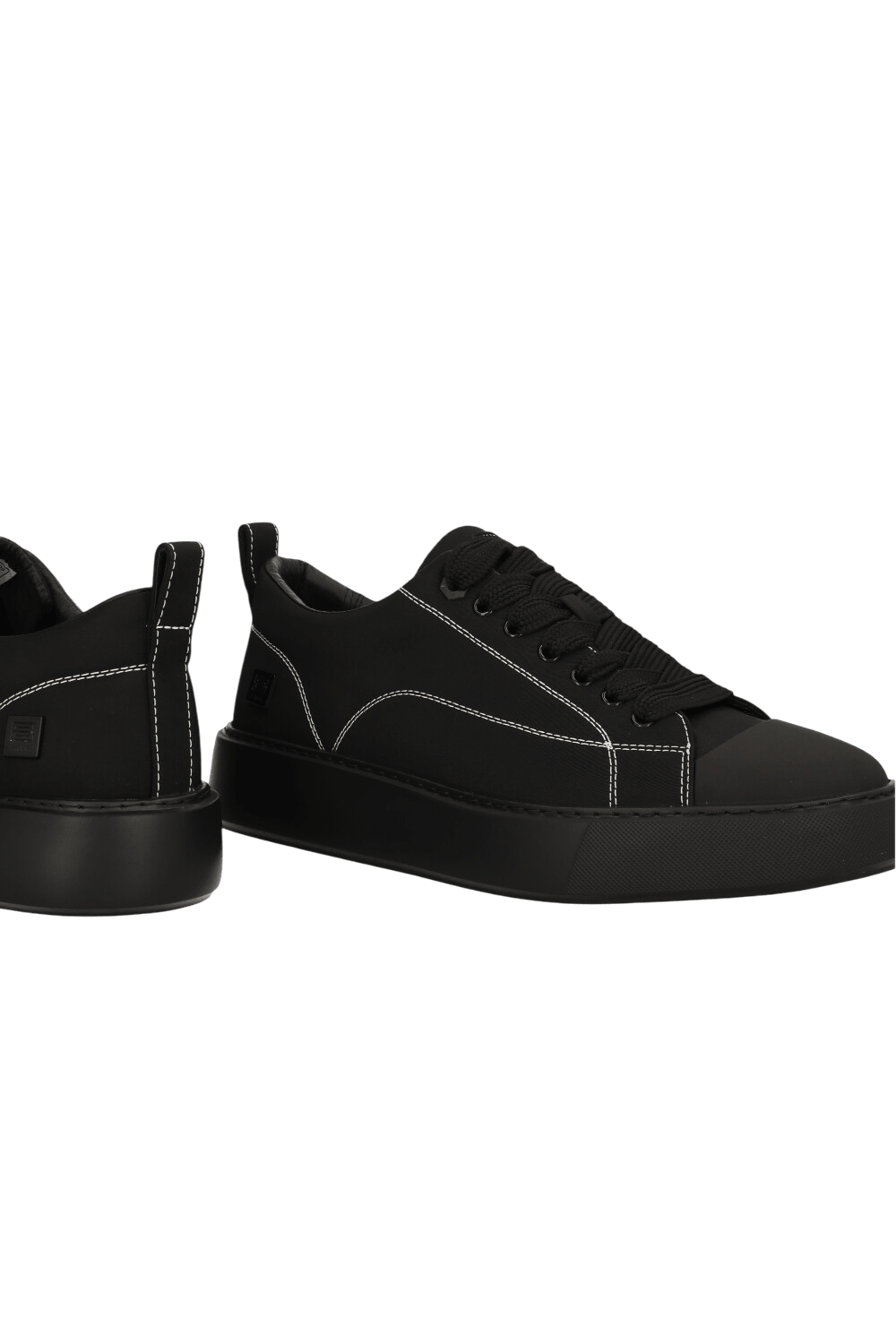 תמונת תקריב של נעלי סניקרס