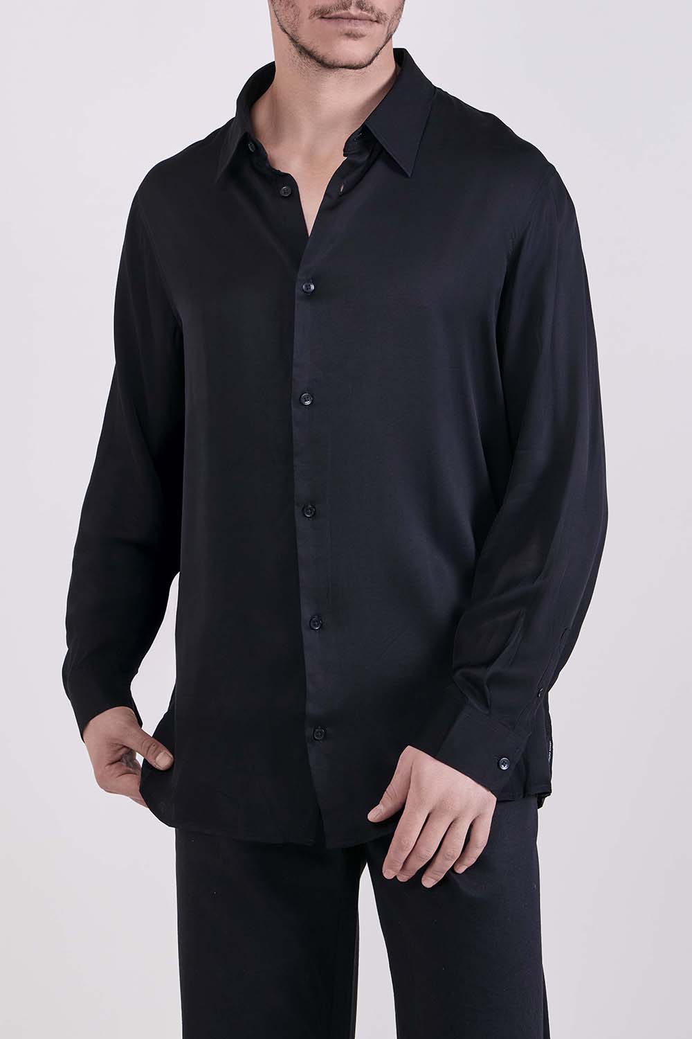 תמונת דוגמן קידמית של חולצת כפתורים ארוכה