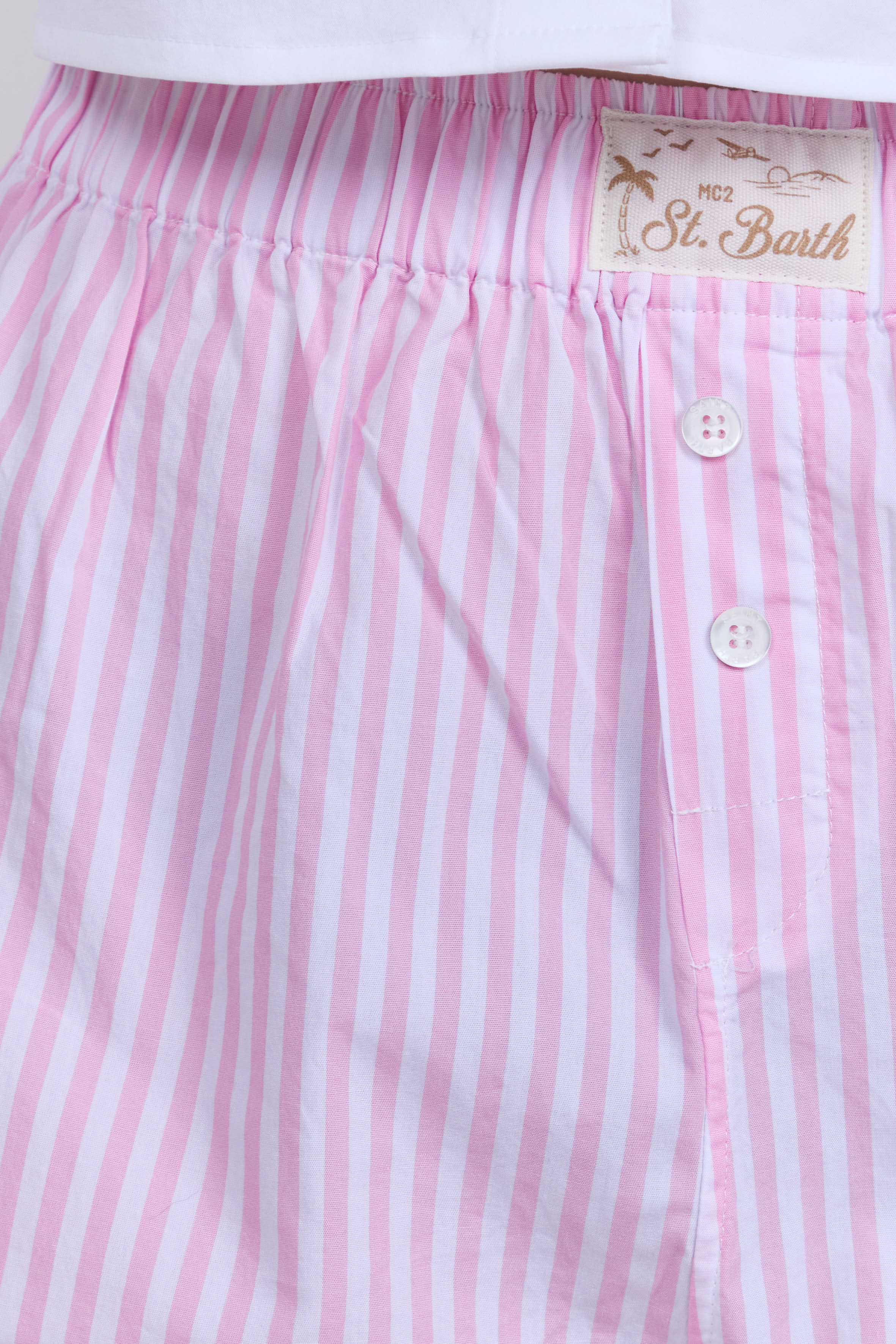 תמונת תקריב דוגמן של מכנסיים קצרים פסים