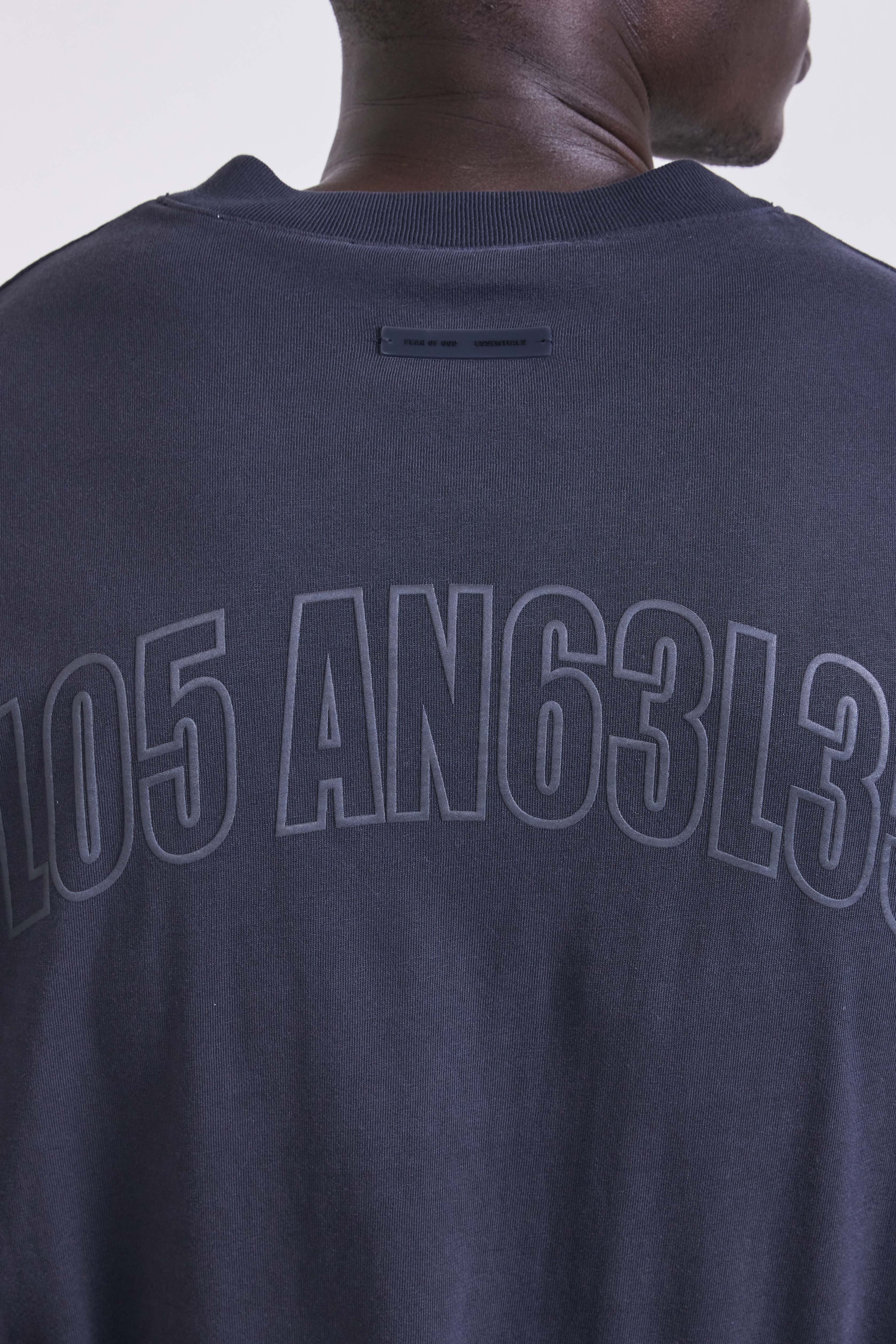 תמונת תקריב דוגמן של חולצת טי אוברסייז