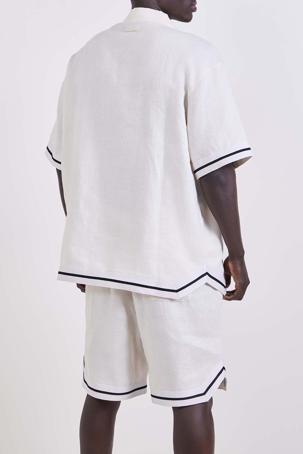 תמונת דוגמן אחורית של חולצת כפתורים קצרה