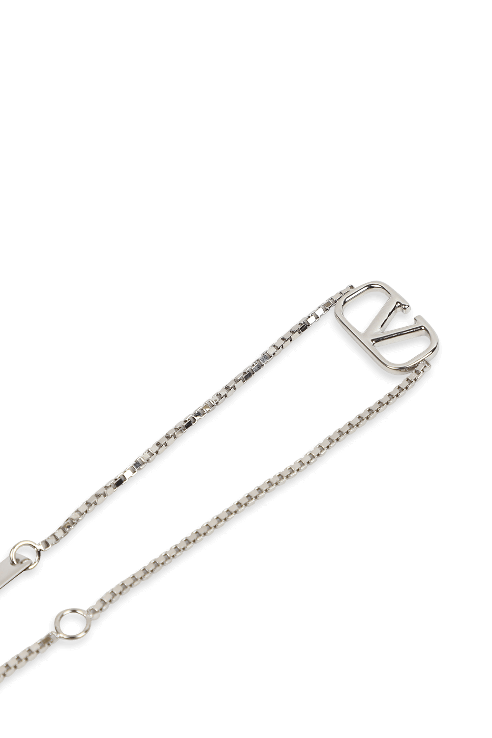 תמונת תקריב של צמיד לוגו מטאלי כסוף