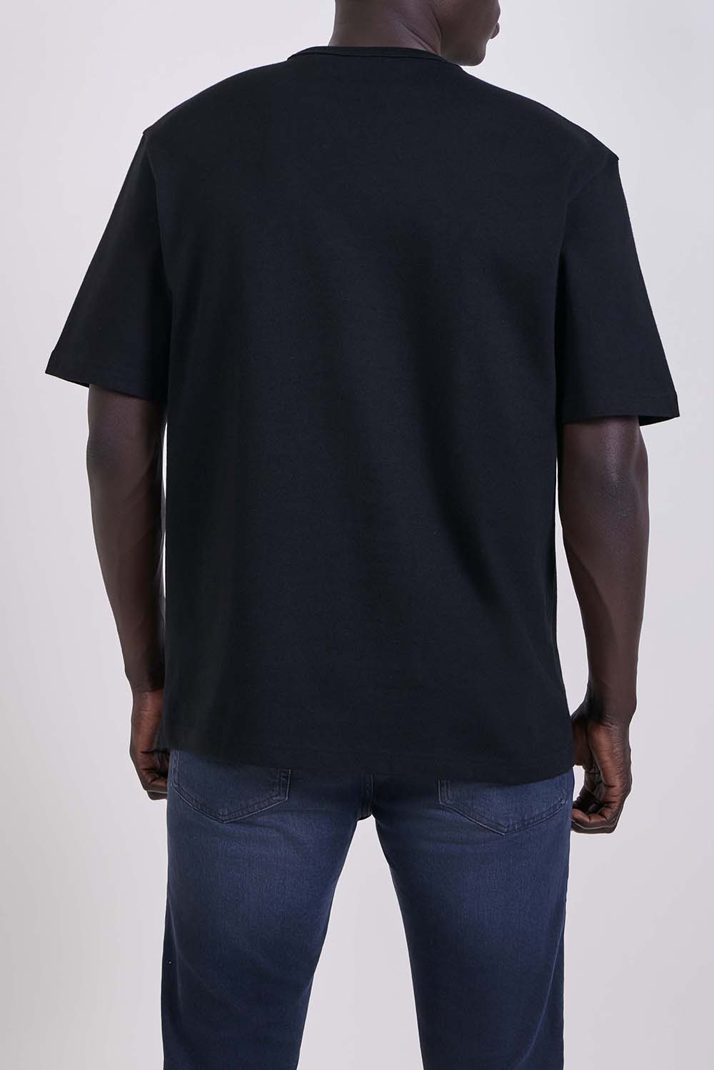 תמונת דוגמן אחורית של חולצת טי