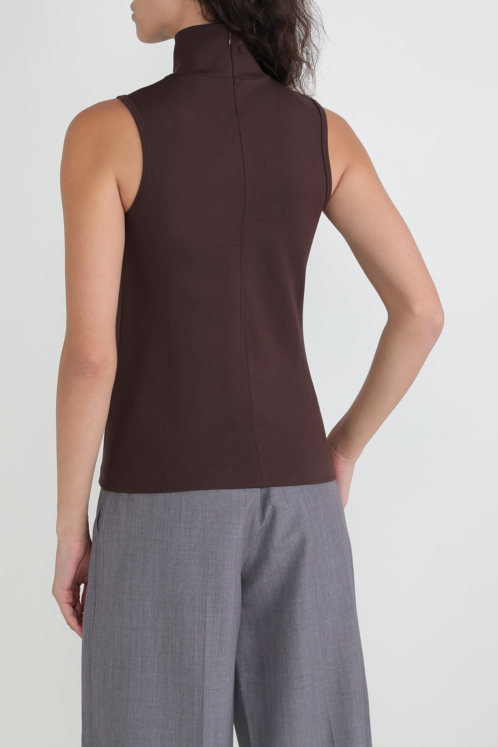 תמונת דוגמן אחורית של גופיית גולף אירנה