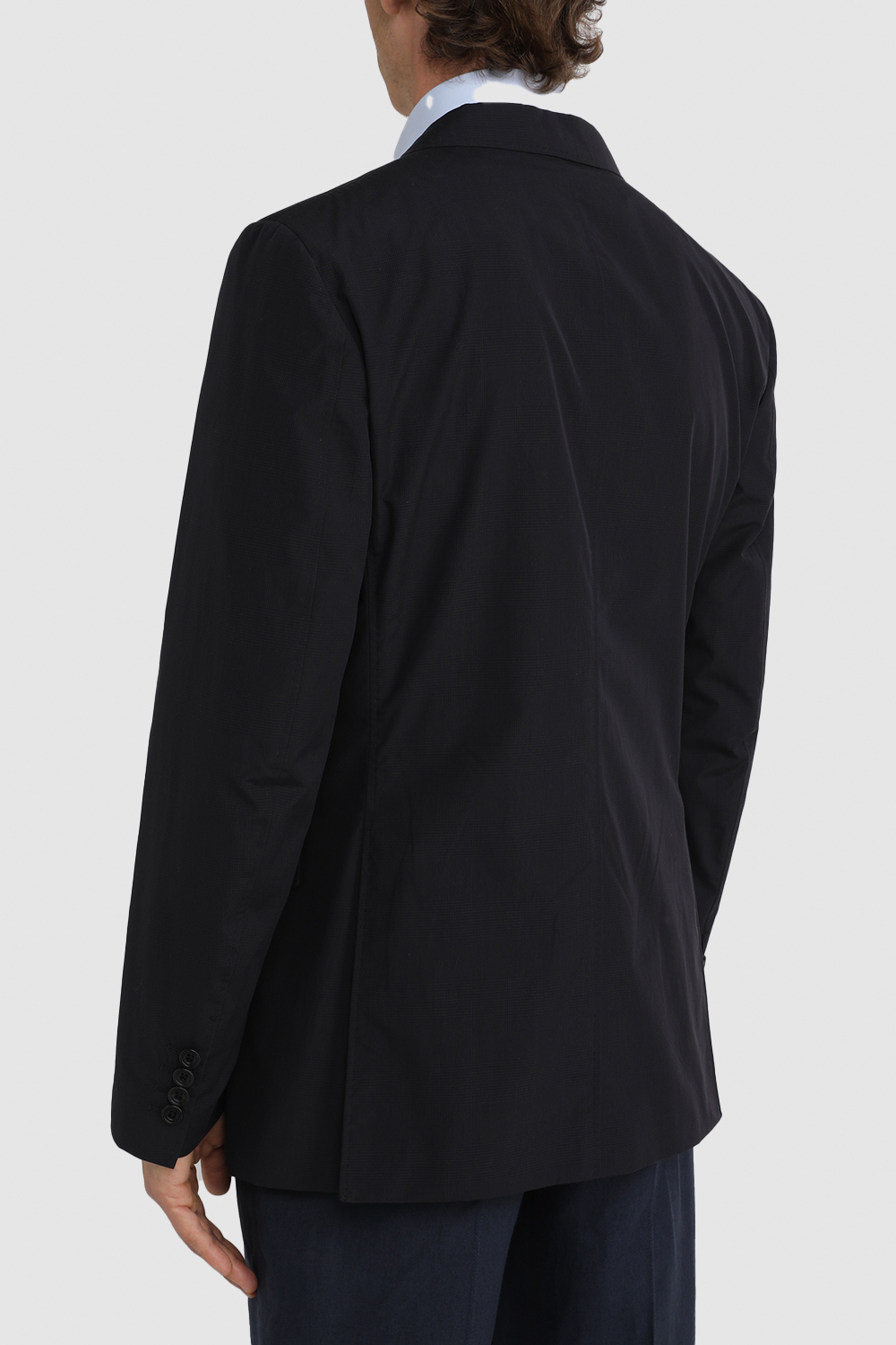 תמונת דוגמן אחורית של בלייזר מחויט 