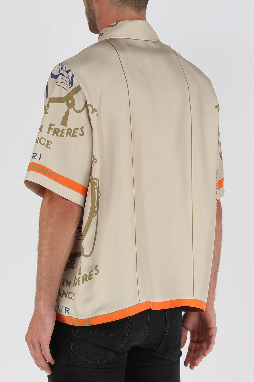 תמונת דוגמן אחורית של חולצה מכופתרת קצרה בגווני בז' וכתום עם הדפס