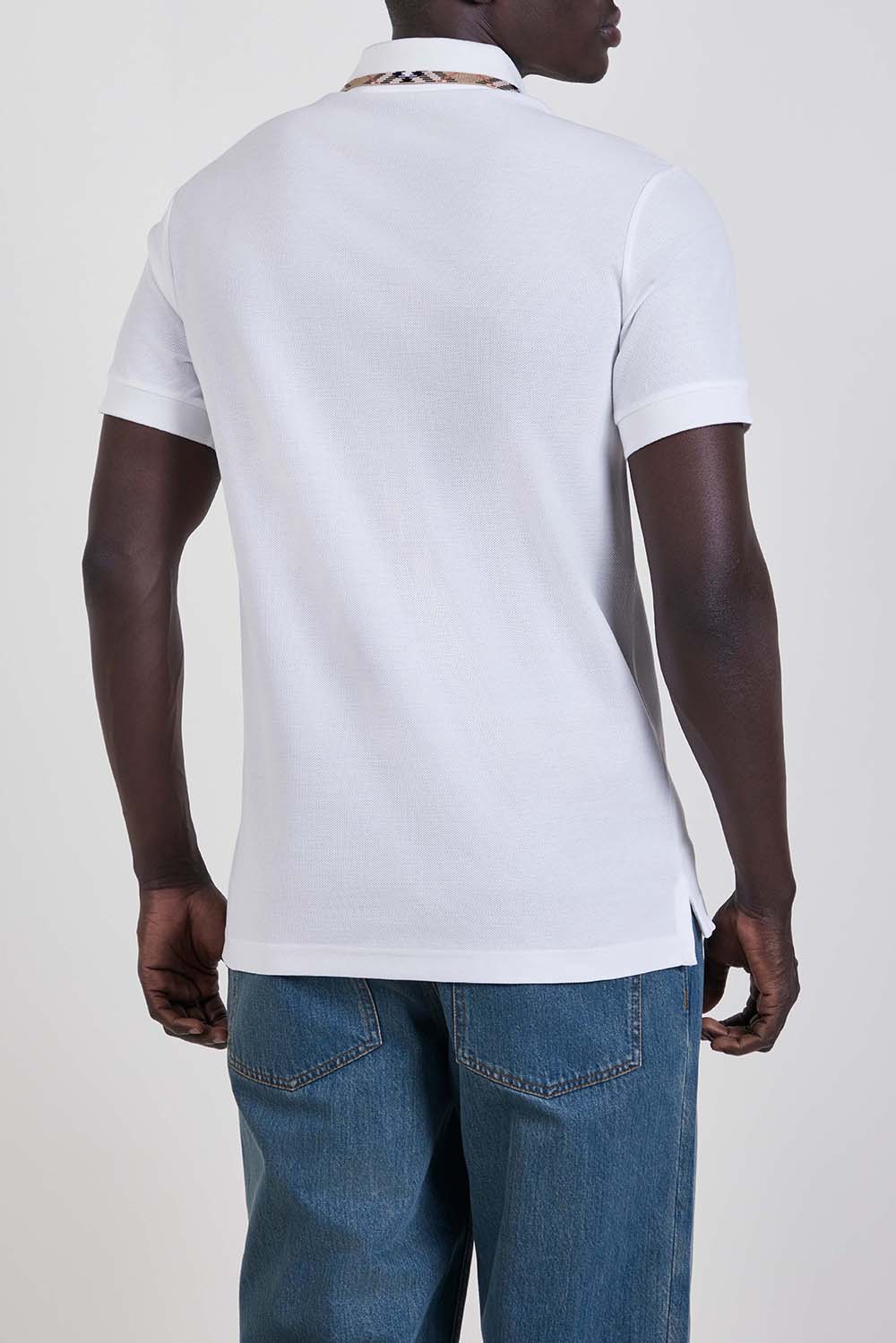 תמונת דוגמן אחורית של חולצת פולו קצרה