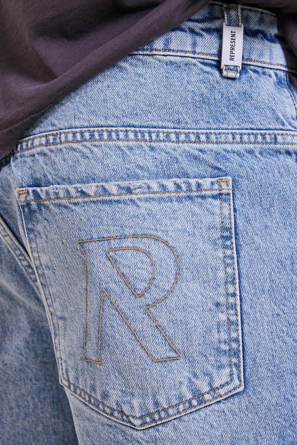 תמונת תקריב דוגמן של מכנסי ג'ינס קצרים