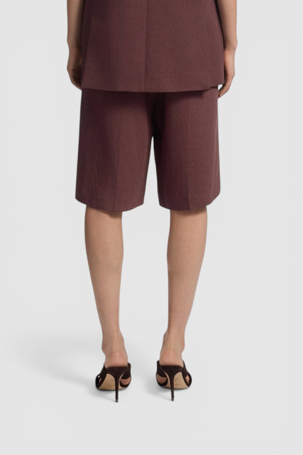 תמונת דוגמן אחורית של מכנסיים מחוייטים פשתן