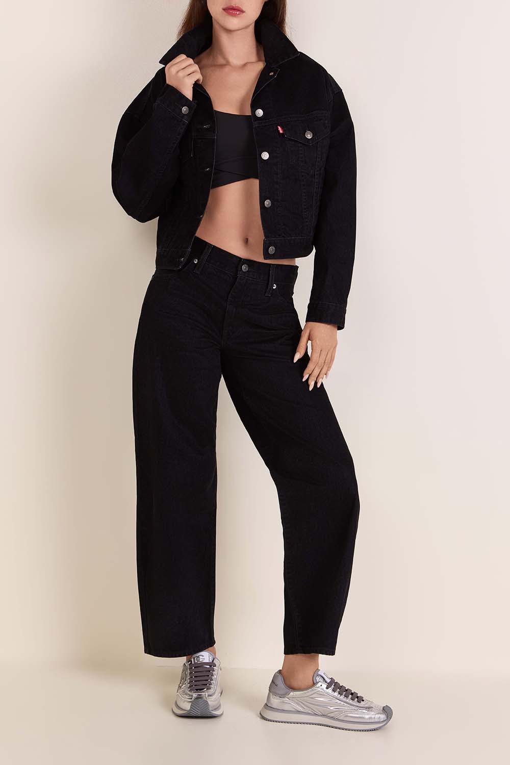 תמונת דוגמן קידמית של נעלי סניקרס