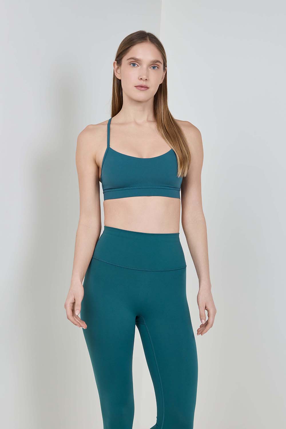 תמונת דוגמן קידמית של Flow Y Bra Nulu Light Support A&ndash;C Cups