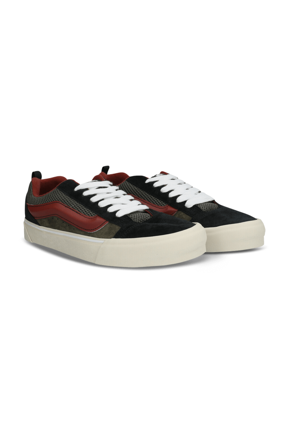 תמונה קידמית של נעלי סניקרס סקול