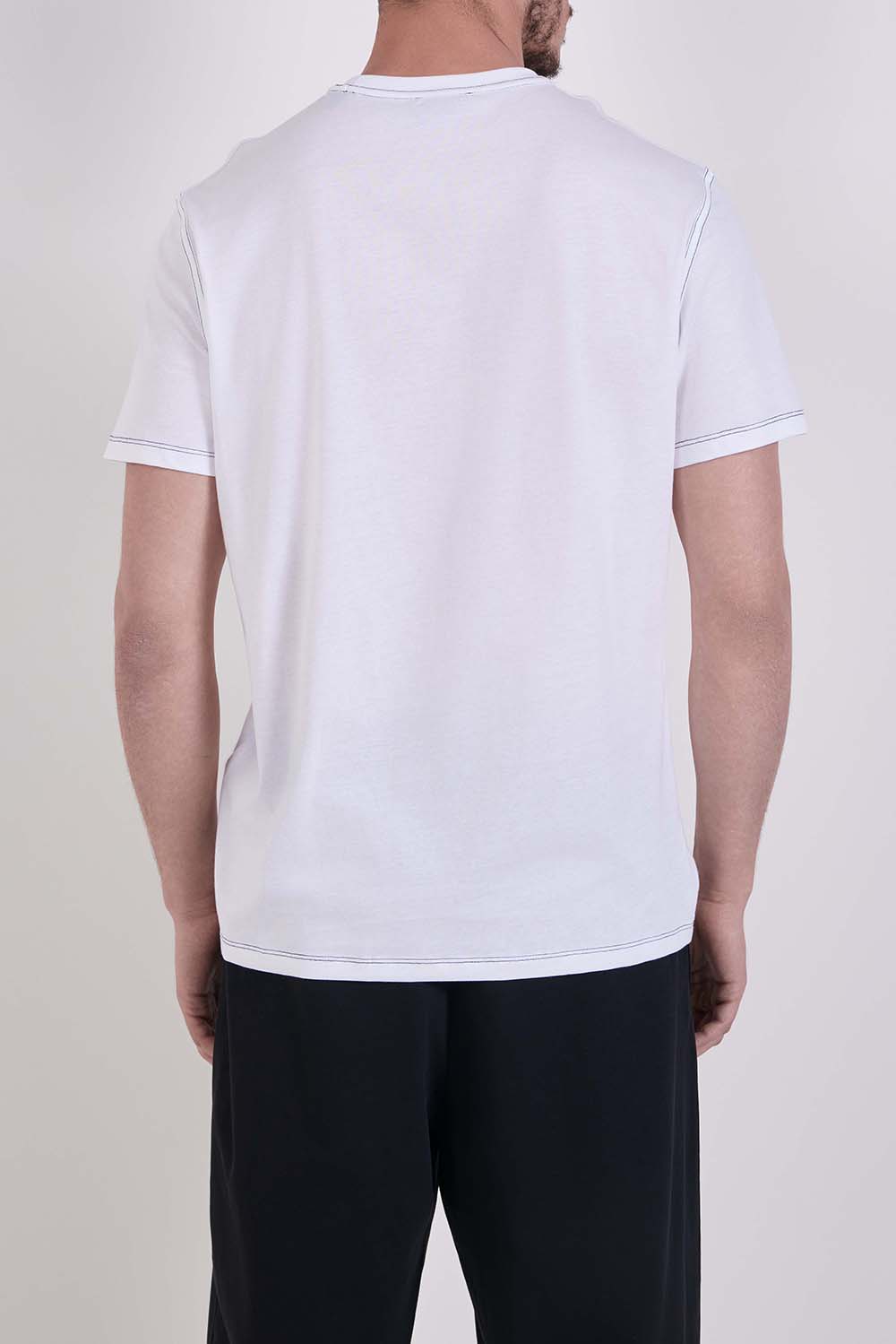 תמונת דוגמן אחורית של חולצת טי