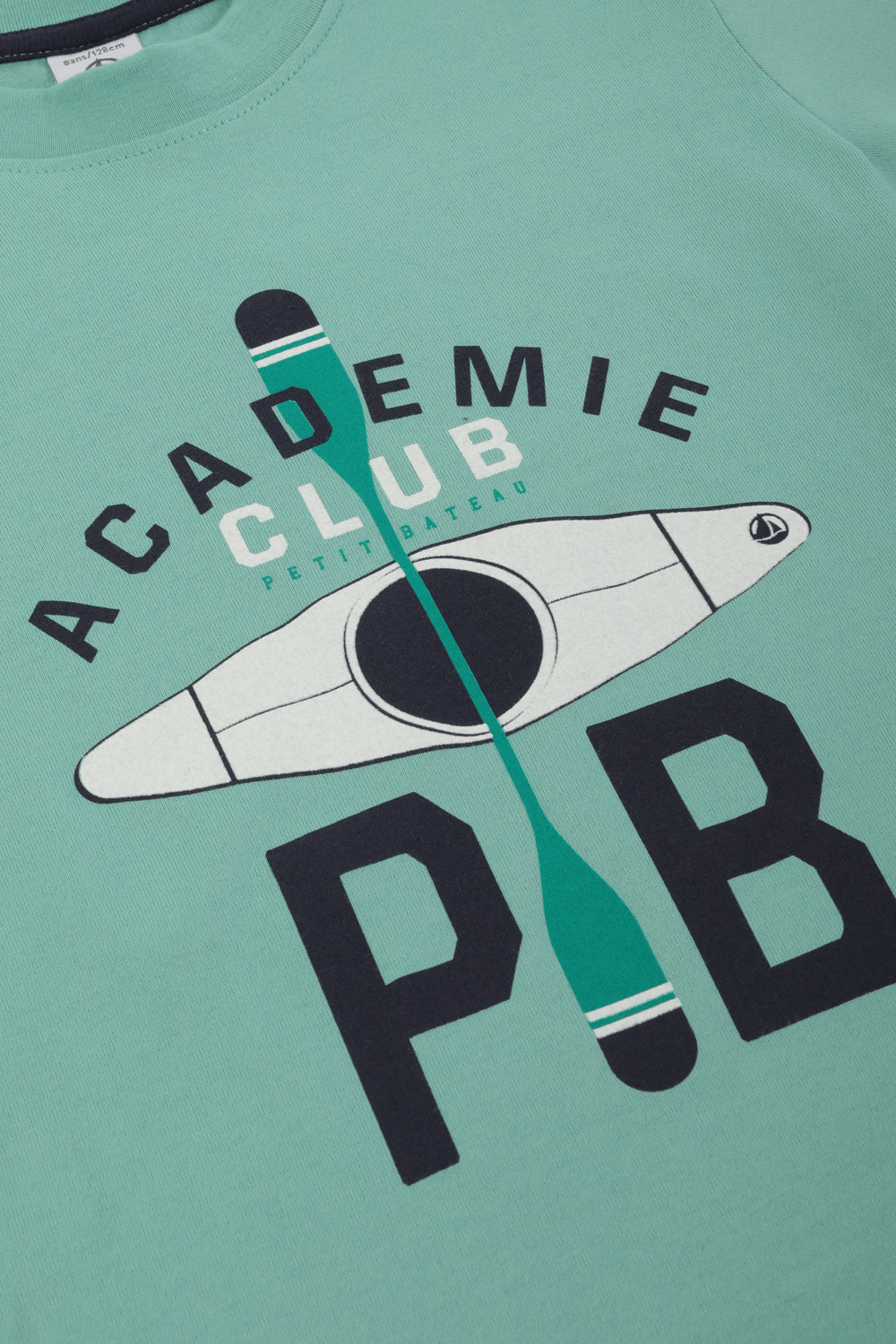 תמונה אחורית של גילאי 3-5 חולצת טי ירוקה עם לוגו והדפס סירה