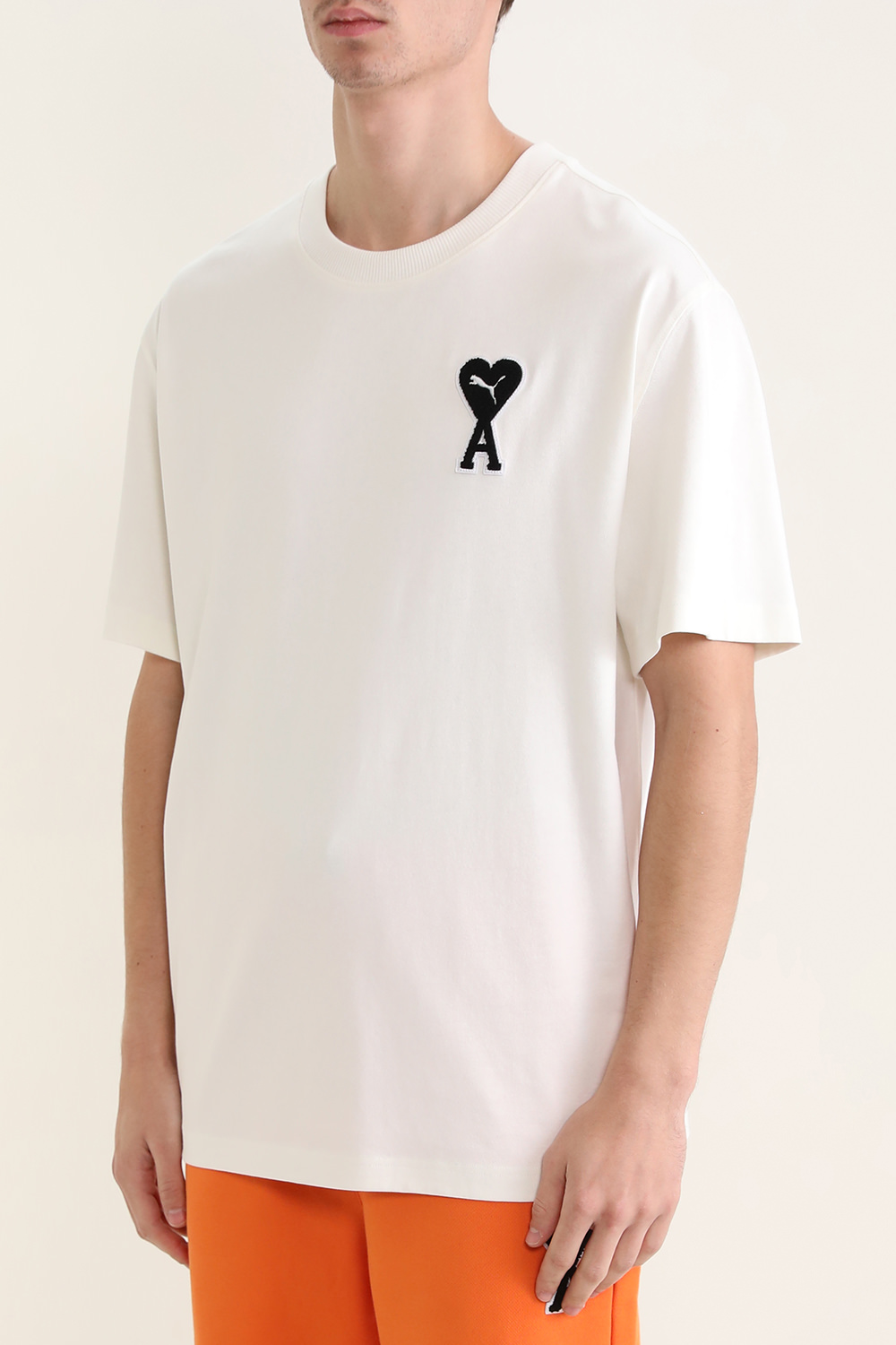 תמונת דוגמן קידמית של פומה X אמי חולצת טי מכותנה אורגנית