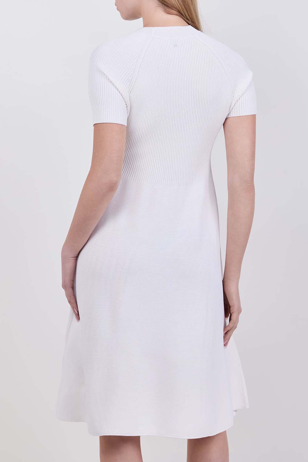 תמונת דוגמן אחורית של שמלת מידי