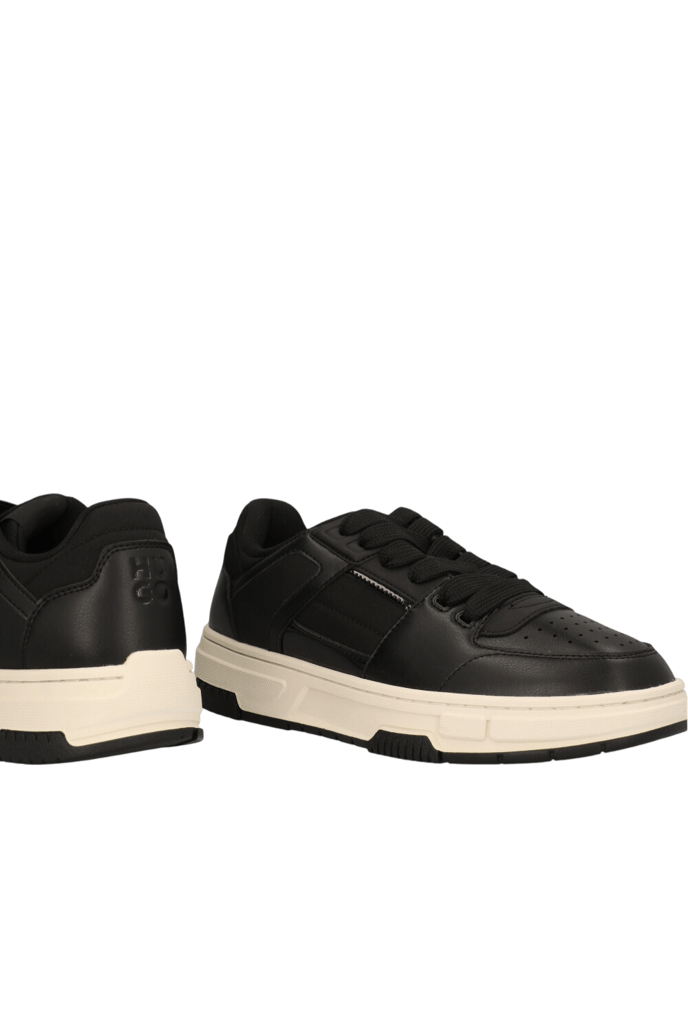 תמונת תקריב של נעלי סניקרס