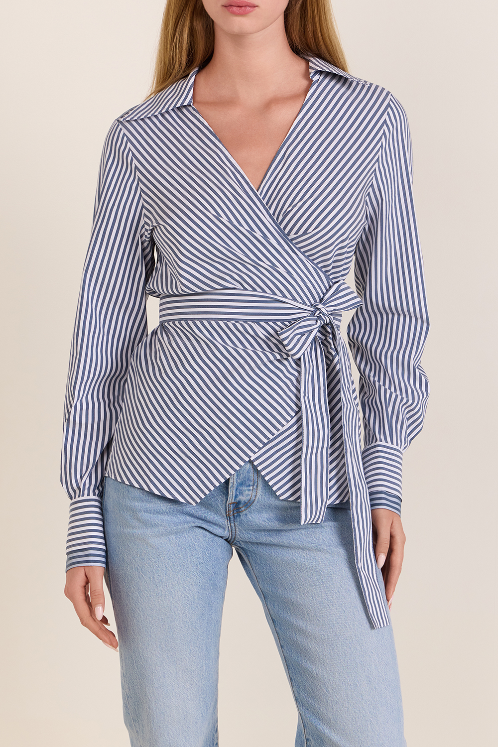 תמונת דוגמן קידמית של חולצת מעטפת