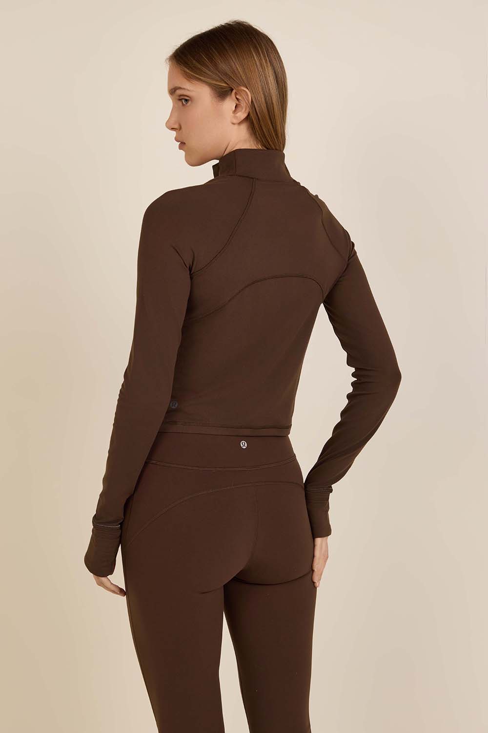 תמונת דוגמן אחורית של It's Rulu Cropped Half Zip