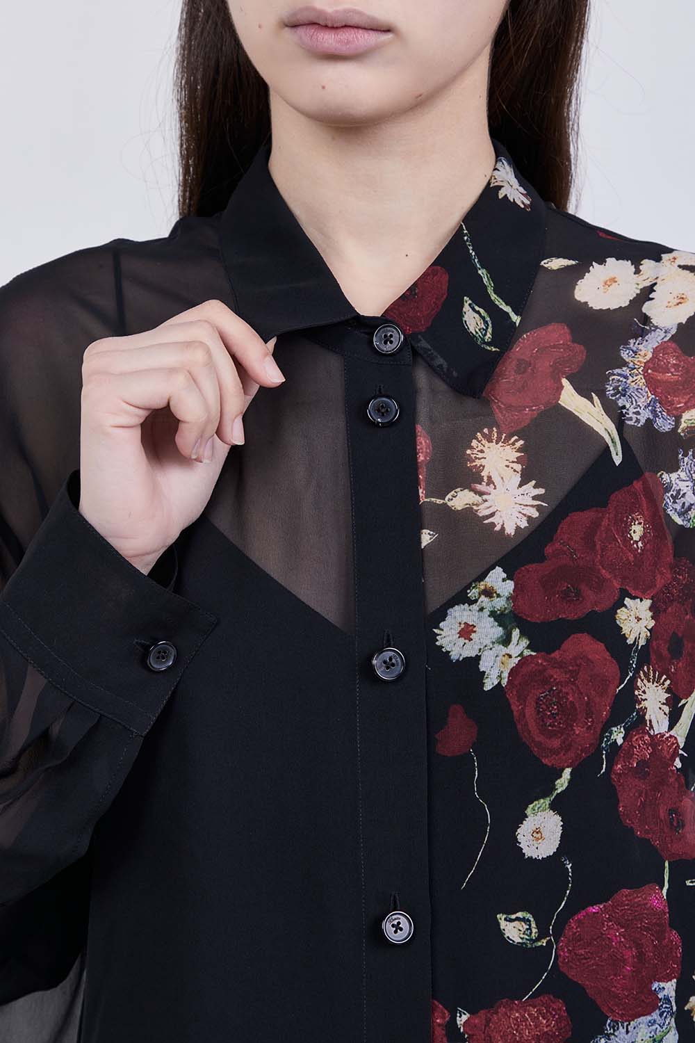 תמונת תקריב דוגמן של שמלת כפתורים משי