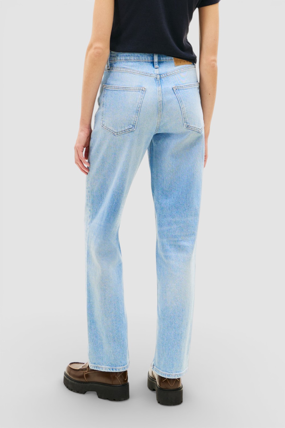 תמונת דוגמן אחורית של מכנסי ג'ינס בגזרת סלים