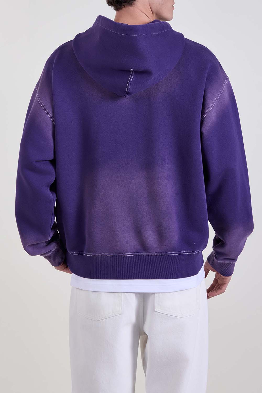 תמונת דוגמן אחורית של קפוצ'ון בגזרה משוחררת