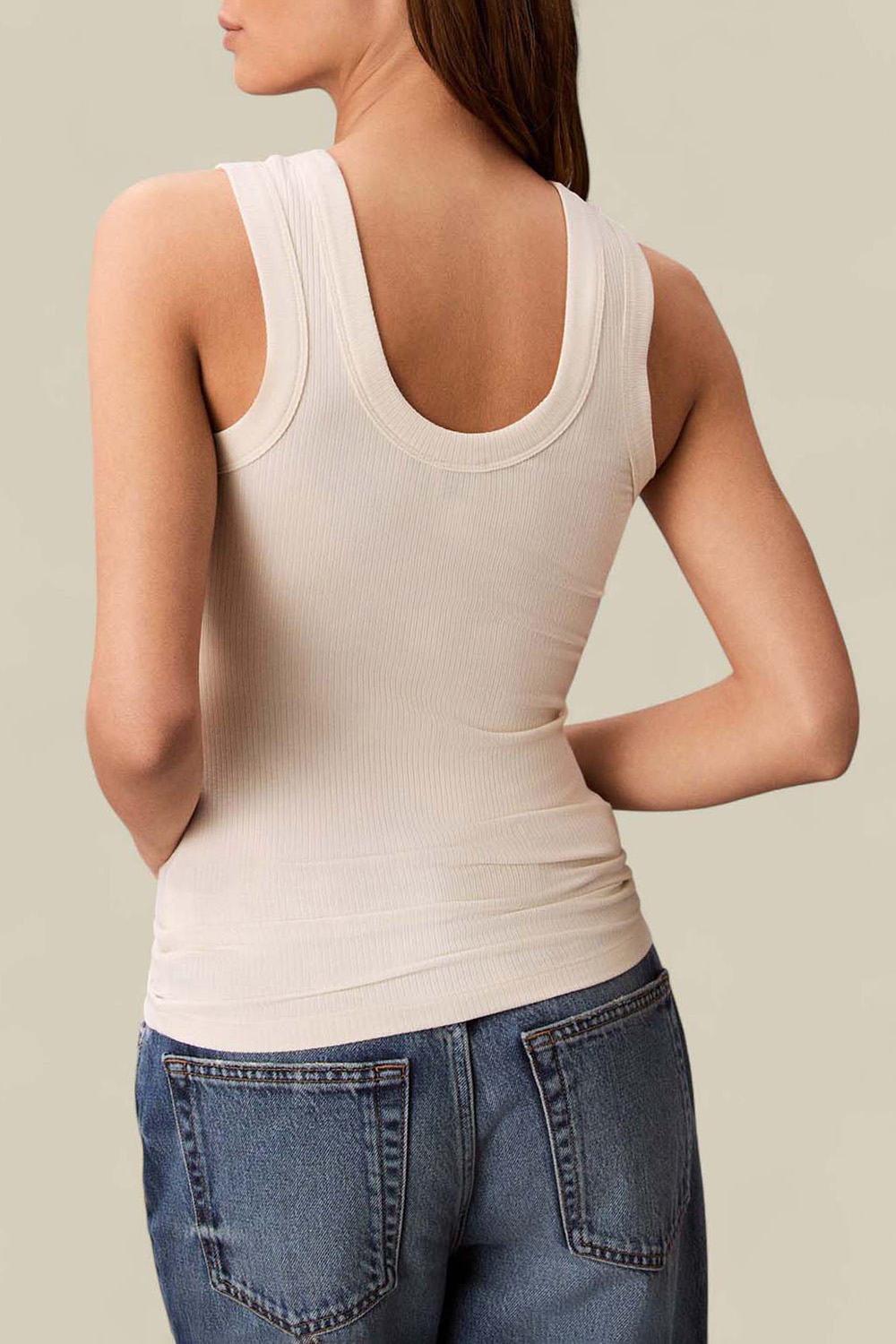 תמונת דוגמן אחורית של גופיית ריב